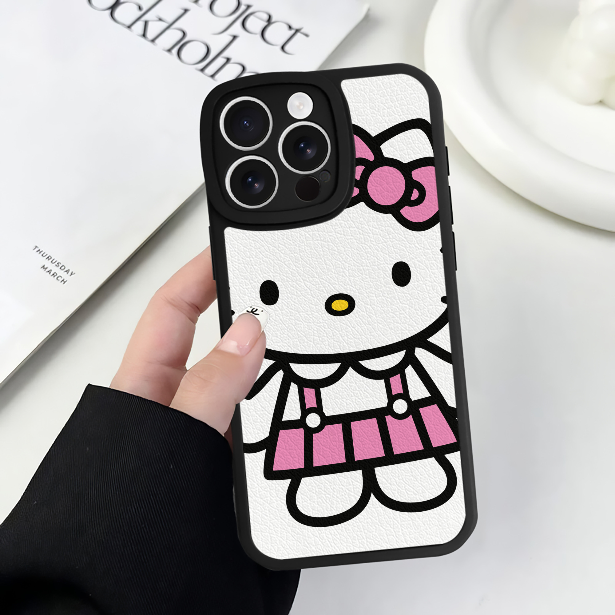 （画像用） Hello Kitty ハローキティ 【iPhone 16シリーズ対応】シリコンスマホケース（レザー調） 材質：シリコン